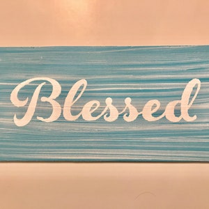 Mit weißem Blessed Schriftzug Schild
