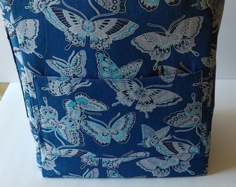Ein Kunstobjekt für deine Sachen! Leichte Tasche mit Schmetterlings-Print. 3 Außentaschen, 3 Innentaschen, eine mit Reißverschluss. Schlüsselanhänger und Schlaufe.