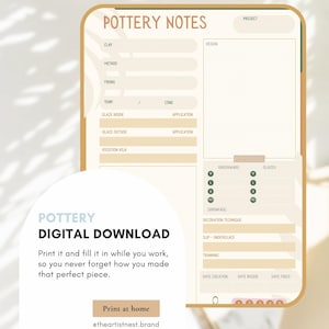 Könnte beinhalten: Ein digitaler Download-Töpfernotizzettel mit beigem Hintergrund und goldenem Rand. Der Zettel enthält Abschnitte für Ton, Methode, Brennen, Glasur und Design. Der Text auf dem Zettel lautet "Pottery Digital Download."