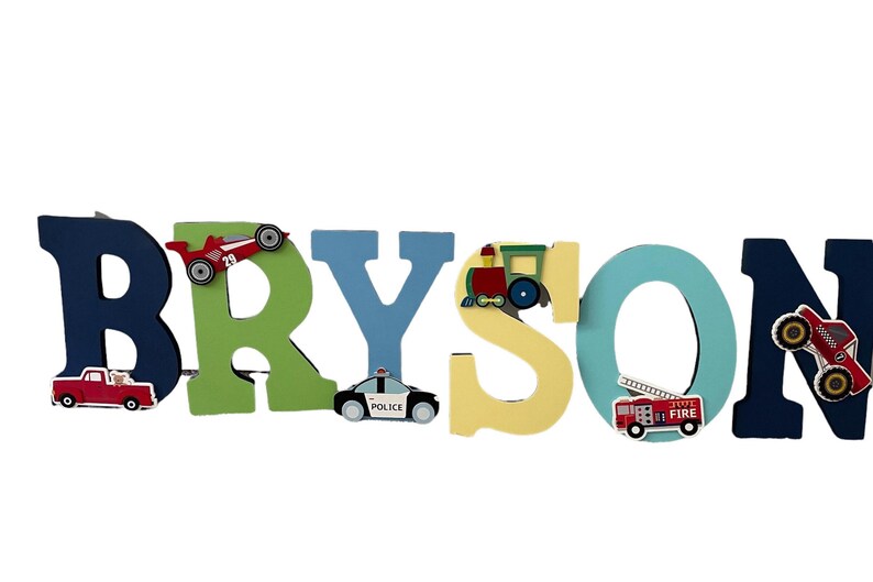 Puede incluir: Letrero de nombre de madera que deletrea "BRYSON" en varios colores. Cada letra est&aacute; decorada con un veh&iacute;culo diferente, incluyendo un coche de carreras rojo, un coche de polic&iacute;a, un tren, un cami&oacute;n de bomberos y un cami&oacute;n rojo. Una pieza decorativa para la habitaci&oacute;n de un ni&ntilde;o.