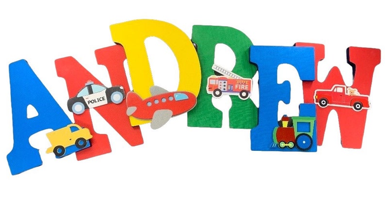 Puede incluir: Letras de madera de colores que deletrean "ANDREW" con adornos tem&aacute;ticos de veh&iacute;culos. Las letras son azules, rojas, amarillas y verdes. Los adornos incluyen un coche de polic&iacute;a, un avi&oacute;n, un cami&oacute;n de bomberos, un cami&oacute;n y un tren. Una divertida decoraci&oacute;n personalizada para la habitaci&oacute;n.