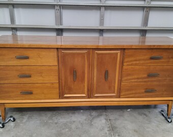 Mid-Century dressoir/Lowboy met messing trekt