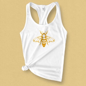 Op de afbeelding: Wit tanktop met een gouden bij-silhouet.
