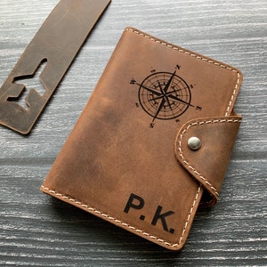 Cartera de pasaporte, estuche de viaje de cuero, cubierta de pasaporte grabada personalizada, billetera de viaje hecha a mano de grano completo, billetera de cuero unisex