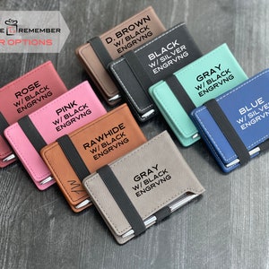 Puede incluir: Una variedad de opciones de color para una libreta de cuero con un portaplumas. Los colores incluyen rosa, rosa, crudo, negro, gris y azul. Cada libreta tiene una banda el&aacute;stica negra y una grabaci&oacute;n negra.