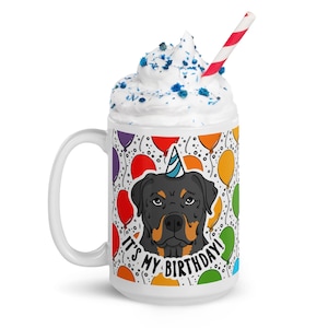 Taza de perro rottweiler de 15 oz, retrato de mascota con globo arcoíris ilustrado a mano, regalo de cumpleaños