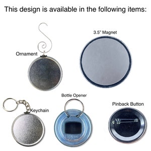 K&ouml;nnte beinhalten: Ein Set aus sechs verschiedenen Metallobjekten, darunter ein 3,5 Zoll gro&szlig;er Magnet, ein Flaschen&ouml;ffner, ein Schl&uuml;sselanh&auml;nger, ein Ansteckknopf, ein Ornament und ein Schl&uuml;sselanh&auml;nger. Alle Objekte sind silberfarben und haben eine kreisf&ouml;rmige Form.