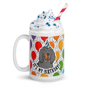 Taza de perro Coonhound negro y fuego de 15 oz, retrato de mascota con globo arcoíris ilustrado a mano, regalo de cumpleaños