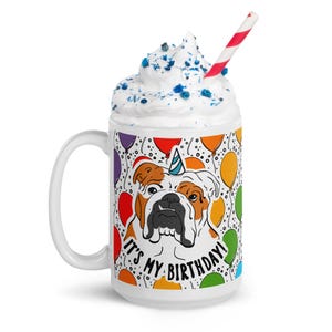 Taza de Bulldog Inglés de 15 oz, retrato de mascota con globo arcoíris ilustrado a mano, regalo de cumpleaños