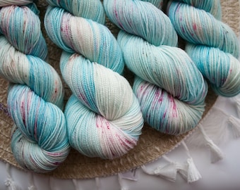 I SMELL SNOW - Handdyed - Wool Speckled Yarn Skein