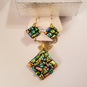 Shiney Gold and green fused glass pendant necklace/earring set with chain.