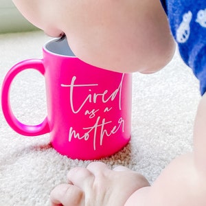 Caneca Cansada como uma Mãe: Caneca de Café Rosa Neon para Mãe