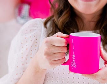 Taza de café rosa neón personalizada: regalo con nombre personalizado