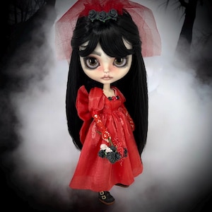 HECHO A PEDIDO Muñeca Blythe inspirada en Lydia Deetz de Beetlejuice
