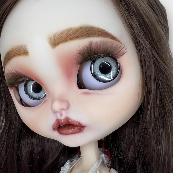 Poupée Blythe OOAK Customisée – Peau Blanche, Yeux Fermés, Cou Articulé