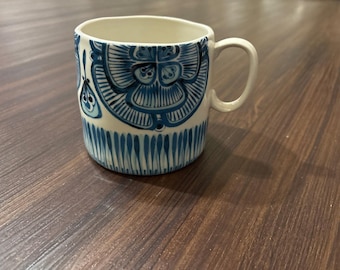 Taza Oscar de Anthropologie azul y blanca