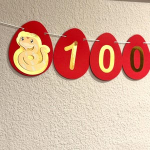 Banner de fiesta del Año de la Serpiente con huevo rojo y jengibre para bebés de 100 días