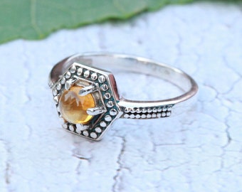 Anillo de citrino y plata de ley, joyería artesanal llamativa.