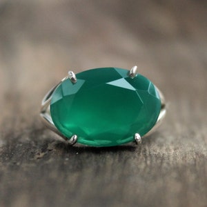 Natural green onyx ring, Sterling Silver ring, cocktail ring, alternative engagement ring, avant garde, birthstone ring, green onyx jewelry