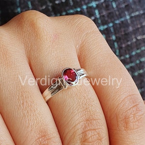 Anillo de granate rojo natural, anillo delicado, joyería de declaración, joyería de piedras preciosas, plata de ley 925, hecho a mano, anillo para mujer, piedra de nacimiento de enero