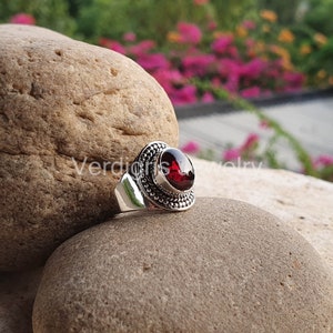 Anello in argento sterling con granato: gioielli boho con pietra portafortuna di gennaio