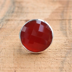 Anillo de ónix rojo natural, anillo de plata de ley, anillo de cóctel, anillo de compromiso alternativo, anillo boho, anillo de piedra de nacimiento, joyería de ónix rojo