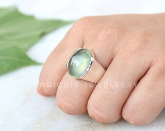 Anillo de plata de ley con prehnita natural, gema ovalada, hecho a mano.