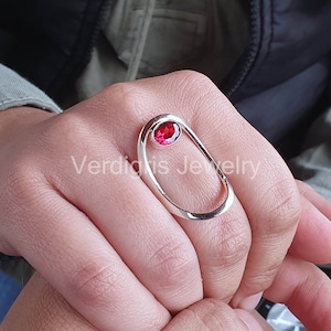 Anillo de granate rojo natural, anillo delicado, joyería de declaración, joyería de piedras preciosas, plata de ley 925, hecho a mano, anillo para mujer, piedra de nacimiento de enero