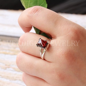 Natural Garnet Ring, Sterling silver statement ring, Handmade Jewelry, dainty ring, January birthstone, birthday gift, Anniversary gift