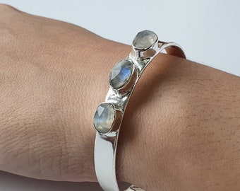Regenboog maansteen manchet, natuurlijke maansteen armband, Sterling zilveren armband, 2,2 inch diameter, 0,33 inch breed, alle maten kunnen worden gemaakt.