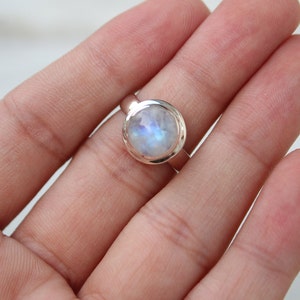 Anello in pietra di luna arcobaleno fatto a mano in argento sterling 925, anello minimalista per l&#39;uso quotidiano, regalo di Natale, anello con pietra portafortuna, pietra preziosa naturale