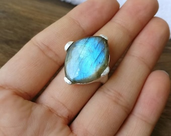 Natural labradorite ring, Sterling Silver ring, cocktail ring, alternative engagement ring, labradorite jewelry, 925 Silver jewellery, boho