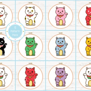 Peut inclure: Un ensemble de 12 modèles de point de croix représentant un Maneki-Neko, ou chat porte-bonheur, en pixels, dans différentes couleurs. Les modèles sont disposés en grille de quatre rangées et trois colonnes. Chaque modèle est présenté dans un cercle.
