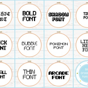 Puede incluir: Un conjunto de 12 diseños de fuente de punto de cruz, que incluyen Gótico, Negrita, Sombra, Pequeño, Grueso, Burbuja, Pokémon, Pequeño Prolijo, Pequeño, Delgado, Arcade y un pequeño paquete de fuente de punto de cruz. Las fuentes se muestran en aros de bordado blancos sobre un fondo de madera clara.