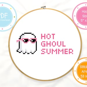 Puede incluir: Patrón de punto de cruz con un fantasma que lleva gafas de sol con el texto "HOT GHOUL SUMMER". El patrón está diseñado para un aro de 5 pulgadas por 5 pulgadas y tiene un área cosida de 53 por 20 puntos.