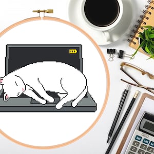ラップトッププロテクター - コンピューターの上で眠るかわいい白猫 - 動物のクロスステッチパターン PDF 即時ダウンロード