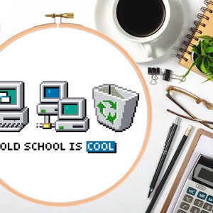 Könnte beinhalten: Ein weißer Stickrahmen mit einem Pixel-Design aus drei alten Computern, die mit einem Netzwerk verbunden sind, einem Papierkorb und dem Text "OLD SCHOOL IS COOL".