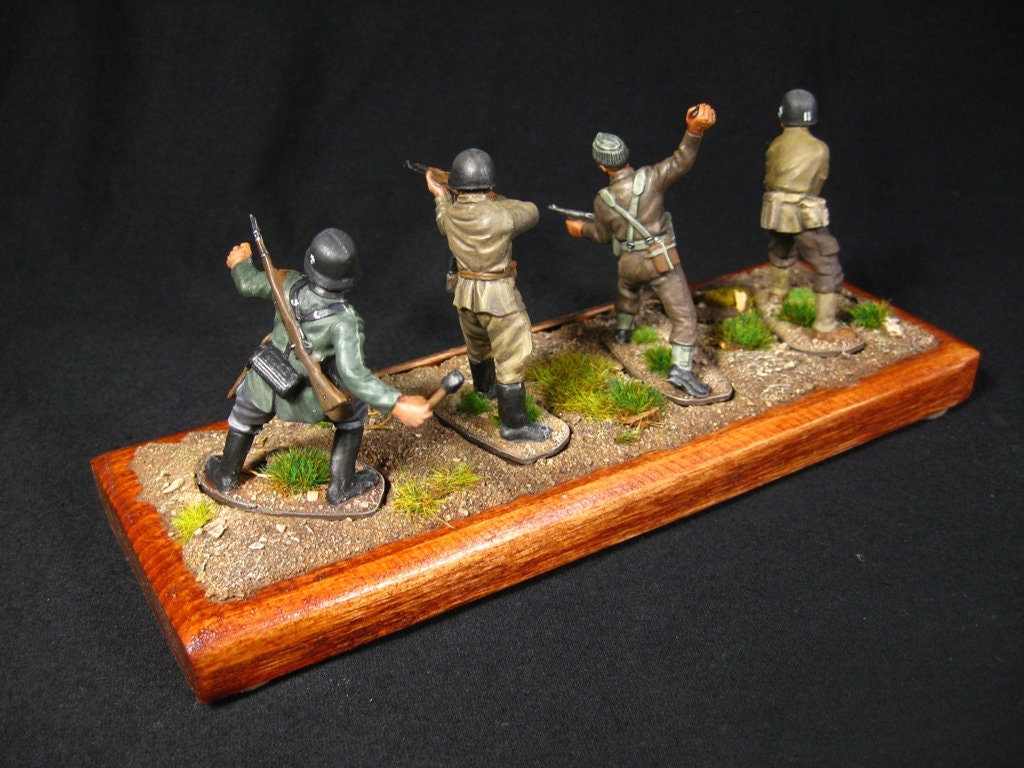 Lot De 4 Soldats Miniatures En Bois Peint - Occasion - Jouets Anciens Collection