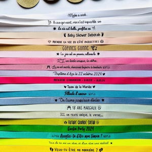 Personligt enkelt armband i satinband (möhippo, bröllop, födelsedag, nattvard, konferens...). Personligt tygarmband, gästgåva.