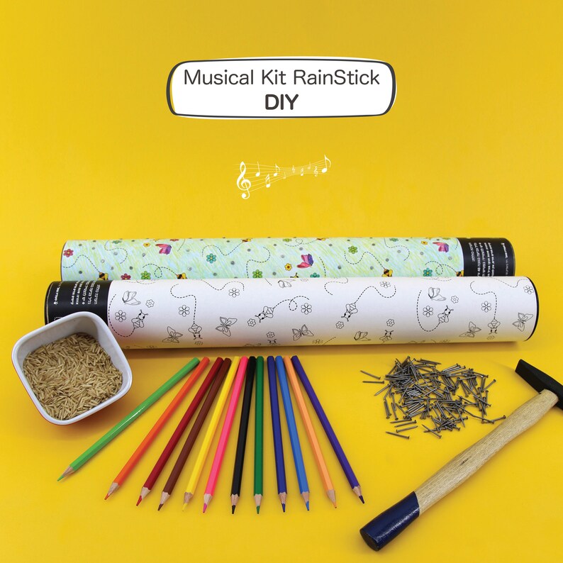 K&ouml;nnte beinhalten: Ein DIY-Musikkit mit einer wei&szlig;en Pappr&ouml;hre, einer gr&uuml;n-wei&szlig;en Pappr&ouml;hre, einer Sch&uuml;ssel Reis, einem Hammer, N&auml;geln und Buntstiften. Die R&ouml;hren haben ein Schmetterlings- und Blumendesign. Der Text auf der wei&szlig;en R&ouml;hre lautet "Musical Kit RainStick DIY".