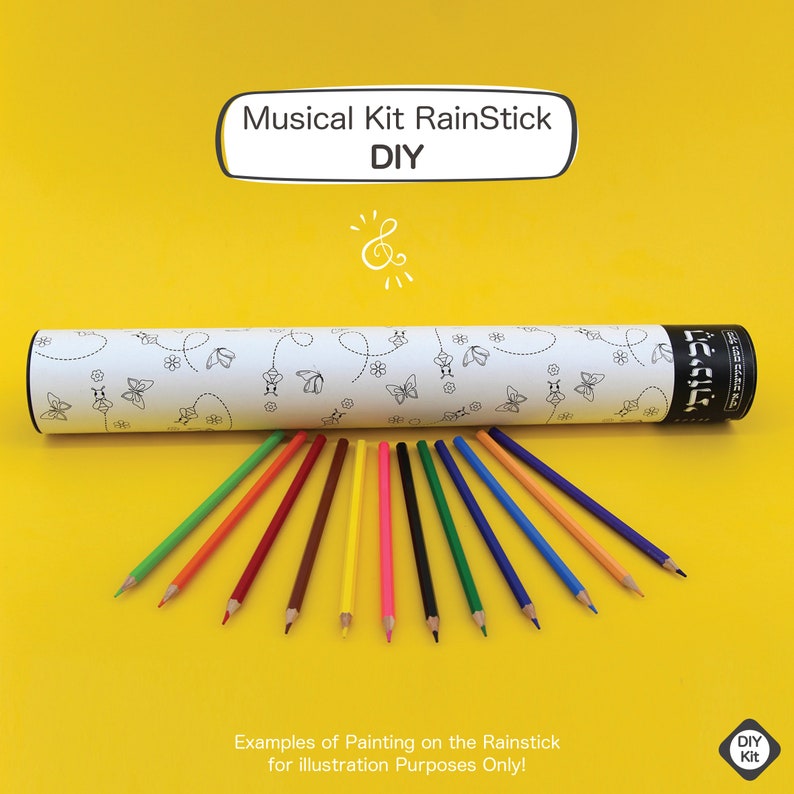 K&ouml;nnte beinhalten: Ein DIY-Musikkit mit einer wei&szlig;en R&ouml;hre, die mit Schmetterlingen und Bienen verziert ist. Die R&ouml;hre ist mit "RainStick" beschriftet und wird mit einem Satz von 14 Buntstiften geliefert.