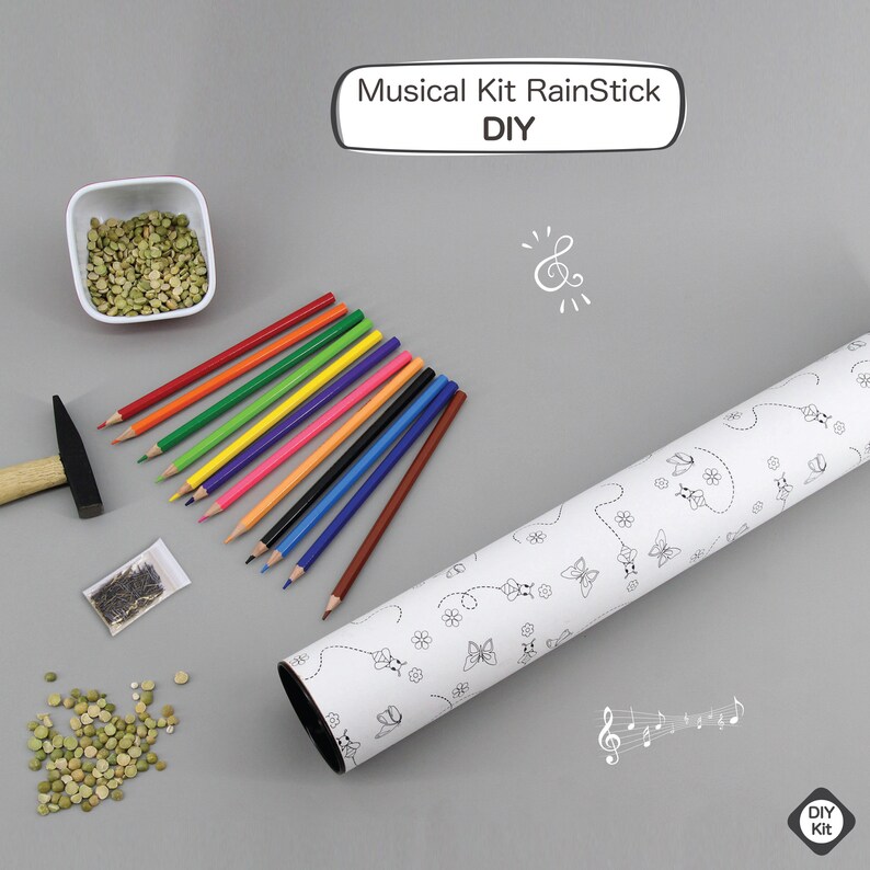 K&ouml;nnte beinhalten: Ein DIY-Musikalisches Regenstick-Set mit einer wei&szlig;en Pappr&ouml;hre, bunten Bleistiften, einer kleinen T&uuml;te mit Erbsen, einem Hammer und N&auml;geln. Die R&ouml;hre hat ein schwarz-wei&szlig;es Schmetterlingsdesign und der Text "Musical Kit RainStick DIY" befindet sich auf einem wei&szlig;en Rechteck.