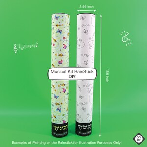 K&ouml;nnte beinhalten: Ein DIY-Musikalisches Regenstick-Set mit einem bunten Schmetterlingsdesign. Das Set enth&auml;lt ein 48 cm langes Rohr und Anweisungen zum Erstellen eines Musikinstruments. Das Rohr ist mit Schmetterlingen, Bienen und Blumen verziert. Der Text "Musical Kit RainStick DIY" ist auf dem Rohr aufgedruckt.