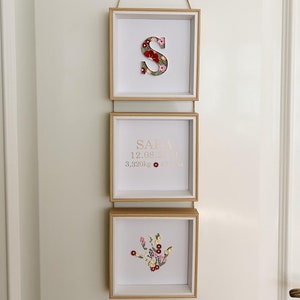 Triptiek geboortefoto's. De initialen, handafdruk en geboortegegevens van de baby. Papieren bloemen. Handgemaakt. Cadeau voor pasgeborene.