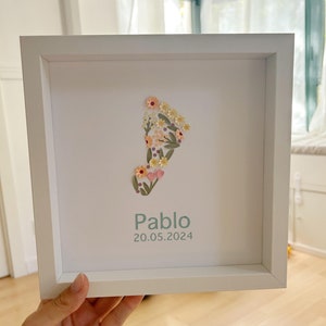 Moldura personalizada para pegada de bebê com flores de papel – Presente de nascimento ou batizado
