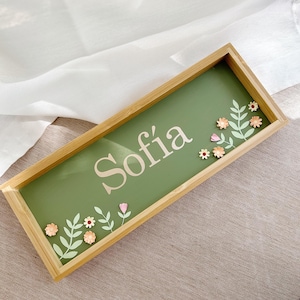 Gepersonaliseerd houten naambord met bloemen - kinderkamerdecoratie of speciaal cadeau