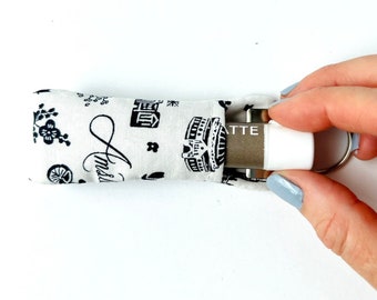 Portachiavi con balsamo per le labbra Rifle Paper Co: portaoggetti in tessuto Bon Voyage