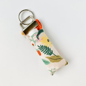 Sleutelhanger lippenbalsem | Rifle Paper Co. Strawberry Fields crème stof