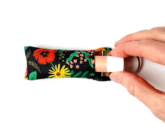 Portachiavi con balsamo per labbra / Tessuto floreale nero con campi di papaveri di Rifle Paper Co.