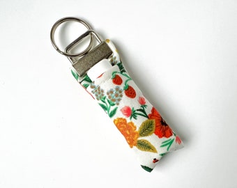 Portachiavi con balsamo per labbra / Tessuto floreale color crema con campi di papaveri di Rifle Paper Co.